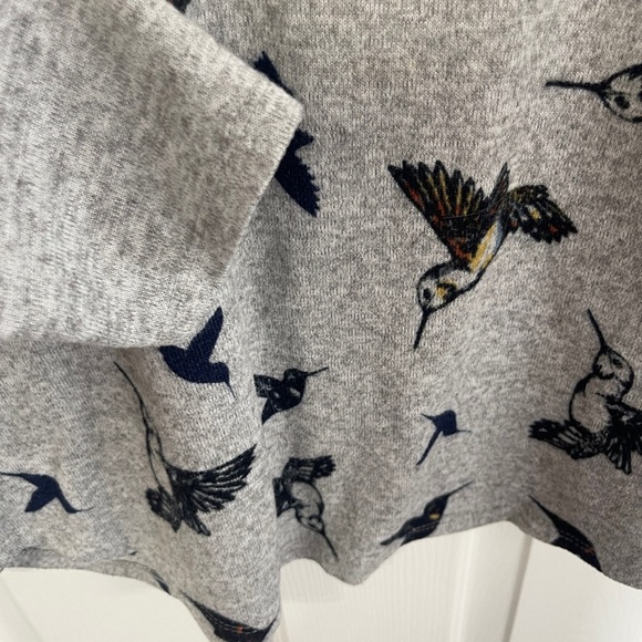 Absolutely Famous Med Gray Blue Hummingbird Print Thin Sweater Grandmacore - Picture 6 of 8